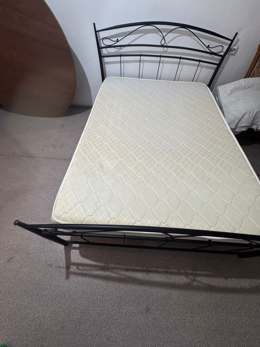 Кровать с матрасом
