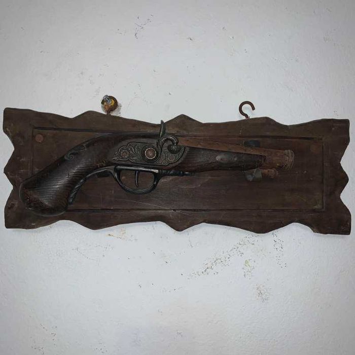 Panoplie pistol pe suport de lemn