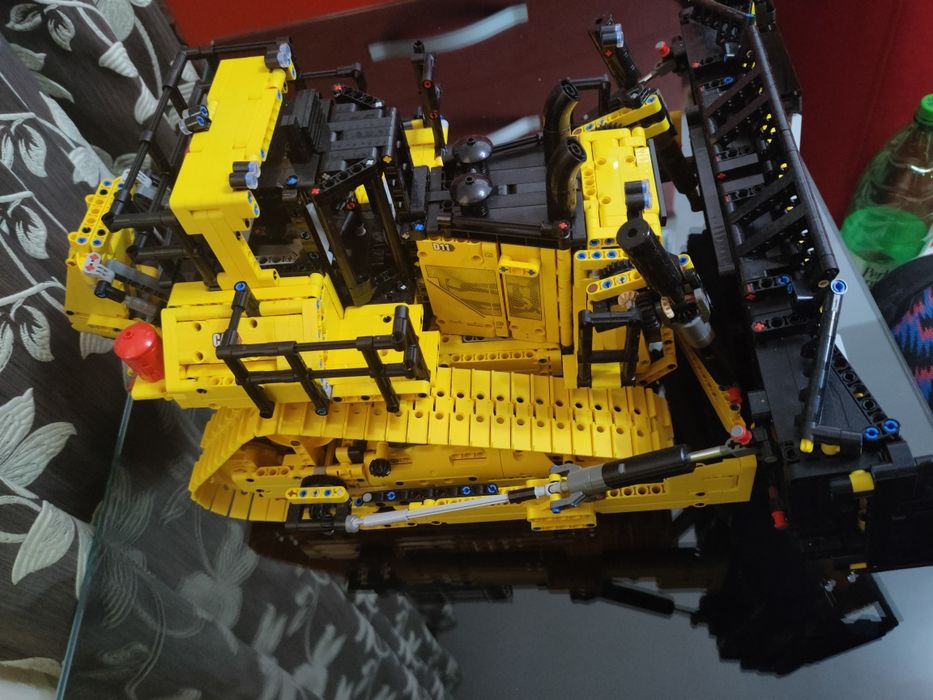 LEGO Technic Buldozer Cat® D11 controlat de aplicatie 42131,3854 piese