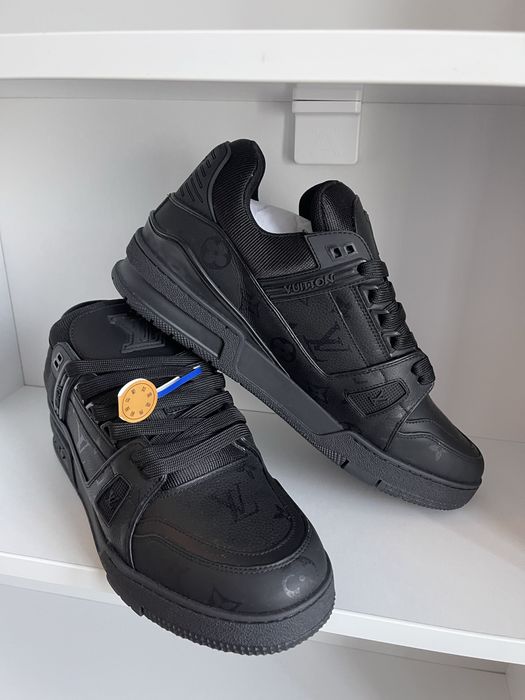 Adidasi LV trainer masura 45 pe stock