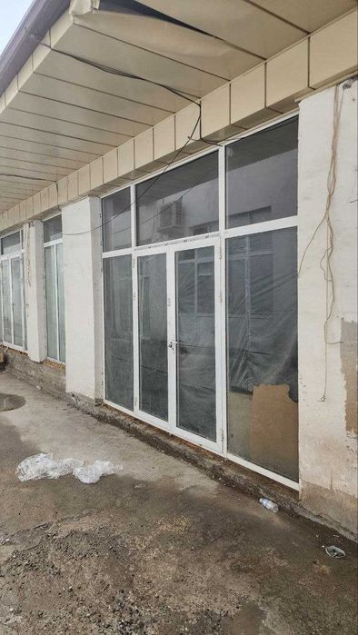 Янги бозор худудида дуконлар сотилади.