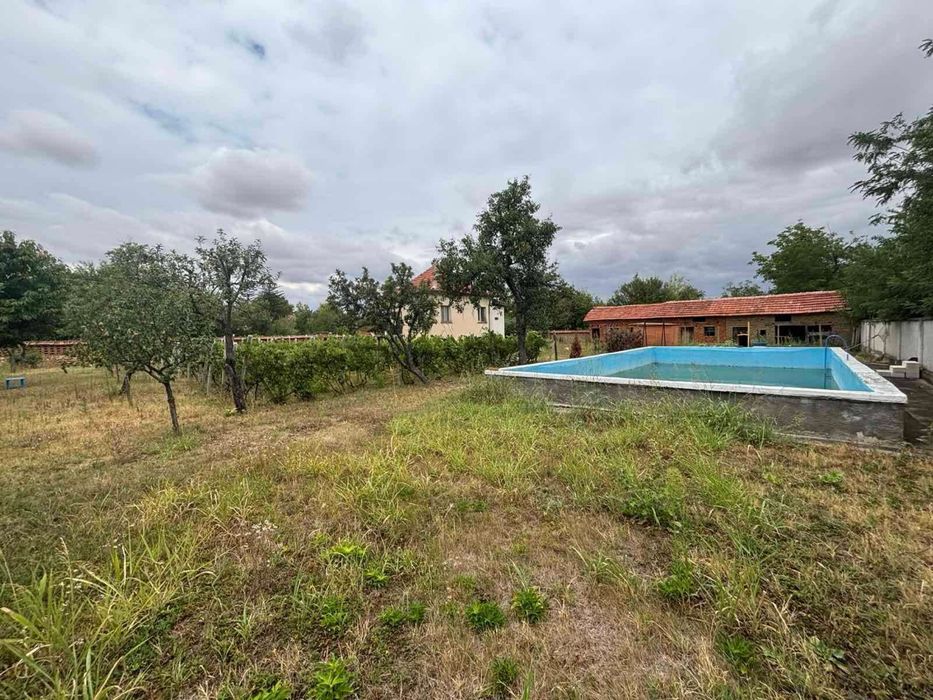 Двуетажна тухлена къща с басейн