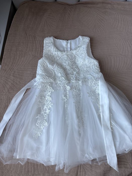 Платье на девочку праздничное
