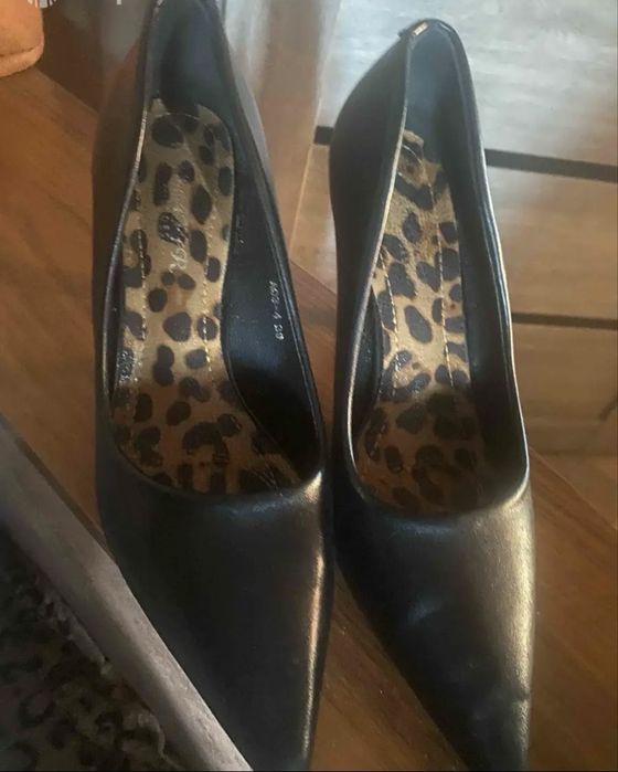 Продам класические туфли