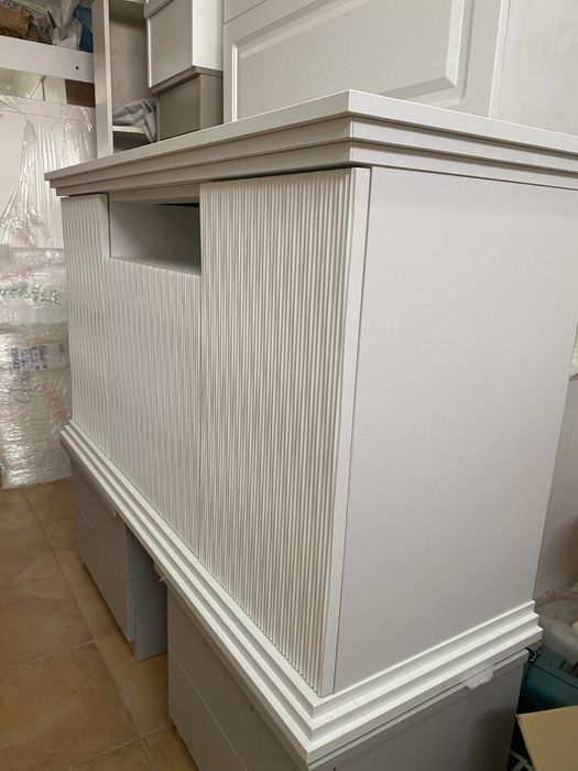 Vand comoda tv pe clasic si pat de dormitor 160/200 alb nou !!