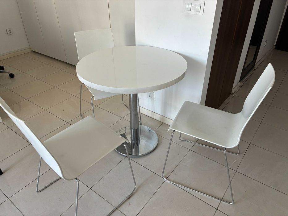 Малка маса със столове