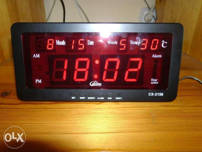 LED електронен часовник с големи цифри. Показва час, дата и температу