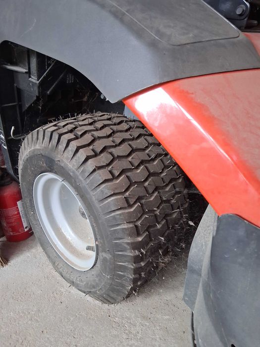 Tractoras tuns gazon Husqvarna