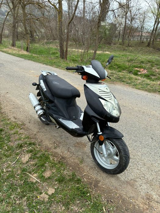 Vând scuter 125 4t