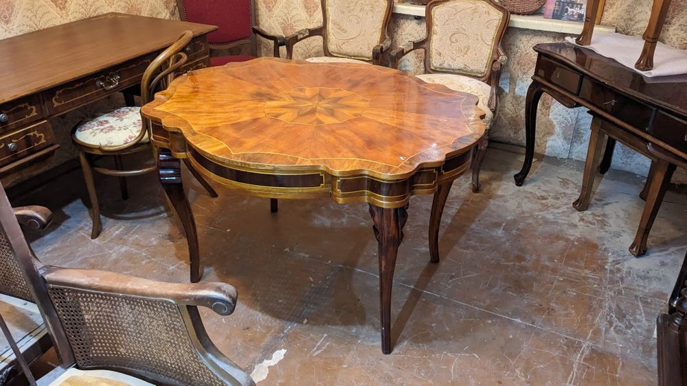 Кресло трон в наличии 2 штуки. Можно с реставрацией, можно без.