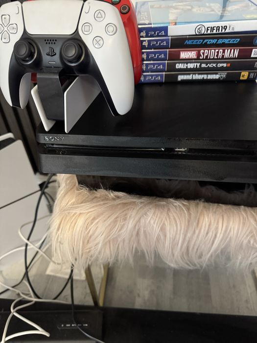 // Vand ps4 1 tb plus 5 jocuri//Ca nou //