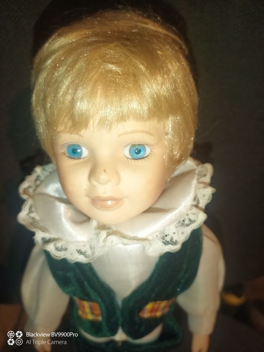 Baiat cu cap de portelan adus din Germany