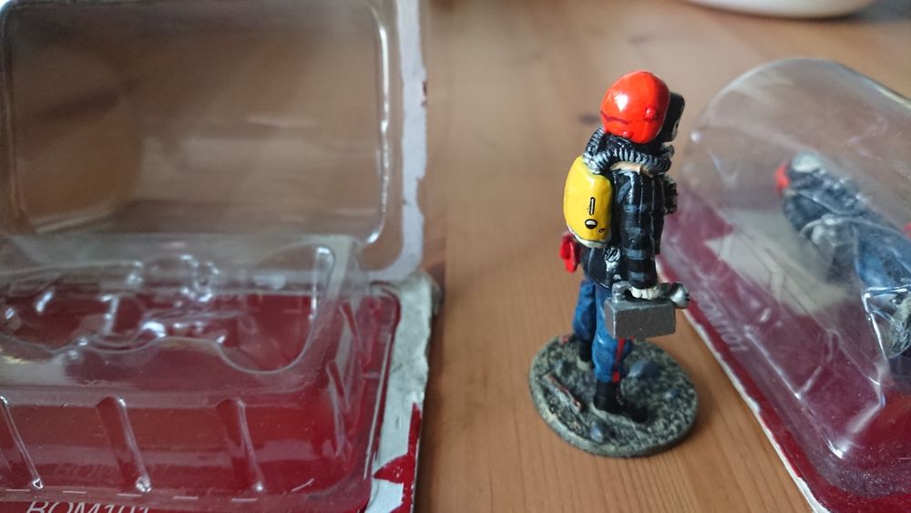 2 броя Метална фигурка пожарникар и офицер