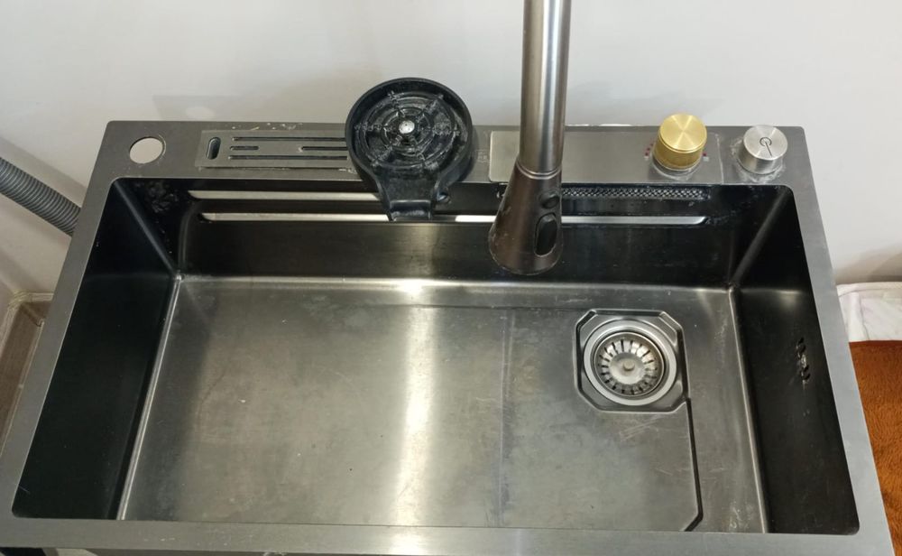 Мойка кухонная водопад