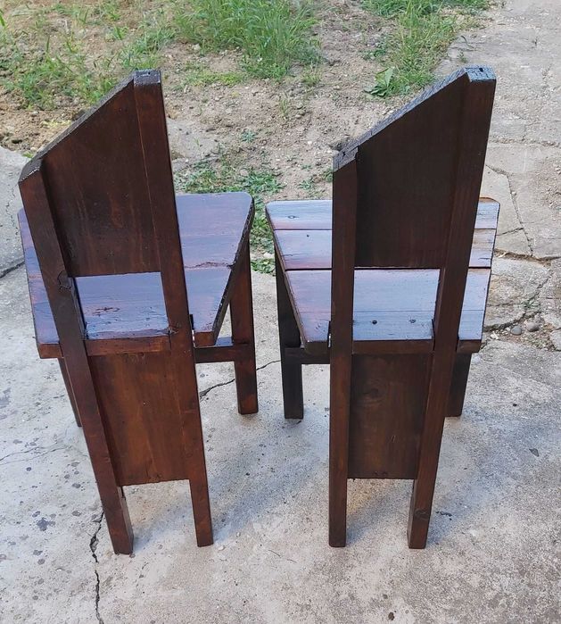 Два ръчно изработени дървени стола