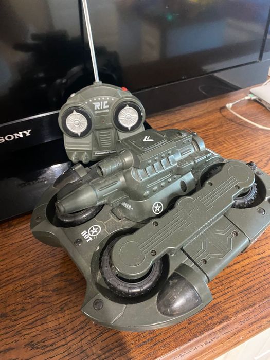 Игрушка танк на пульте управления