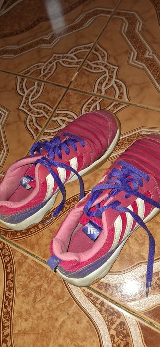 Adidasi marca Adidas