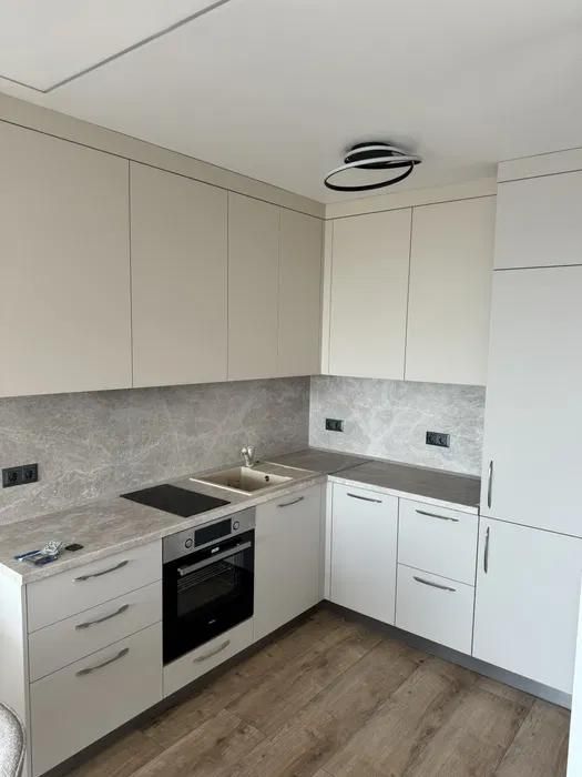 Дава се под наем Двустаен апартамент в Варна, Бриз - 75 кв.м за 1000 € - Снимка #2