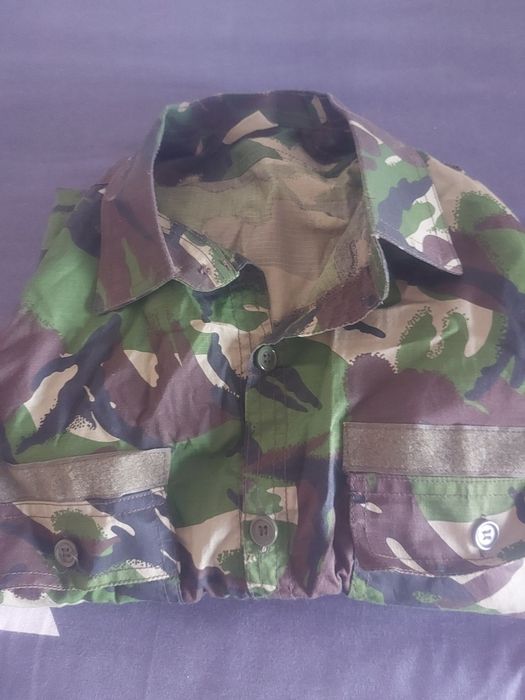 Vând articole militare în culori variabile.