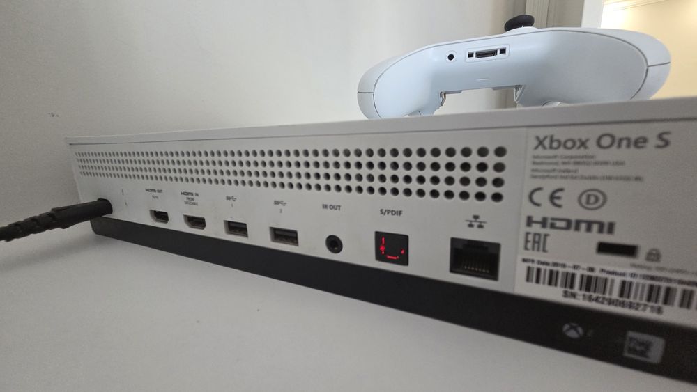 Vând Xbox One S.