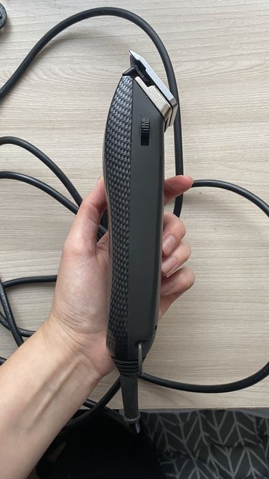 Продам парикмахерскую машинку для волос