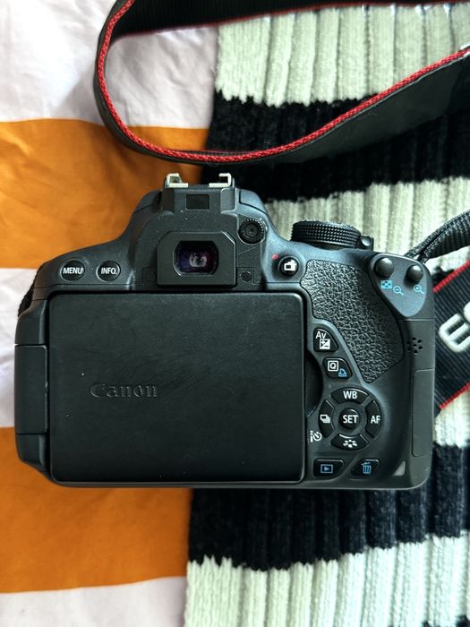 Vand Canon 700D cu obiective Canon 18-55mm si Yungnuo 50mm
