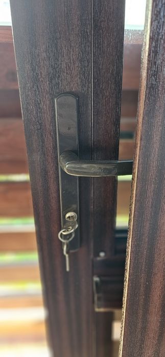 Vand tâmplărie PVC culoare mahon,feronerie Maco
