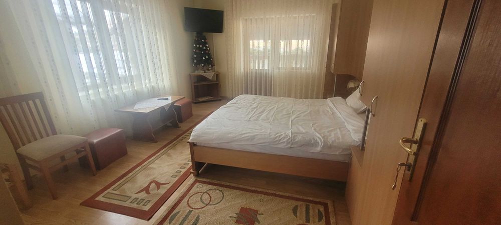 Vand pensiune cu 10 camere .