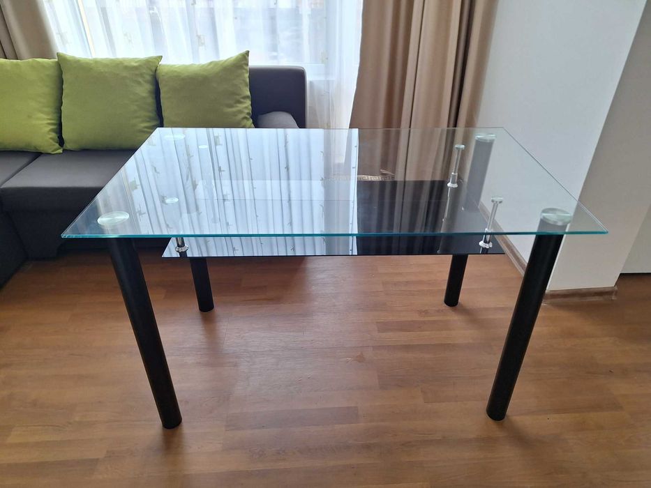 Трапезна маса със стъклен плот