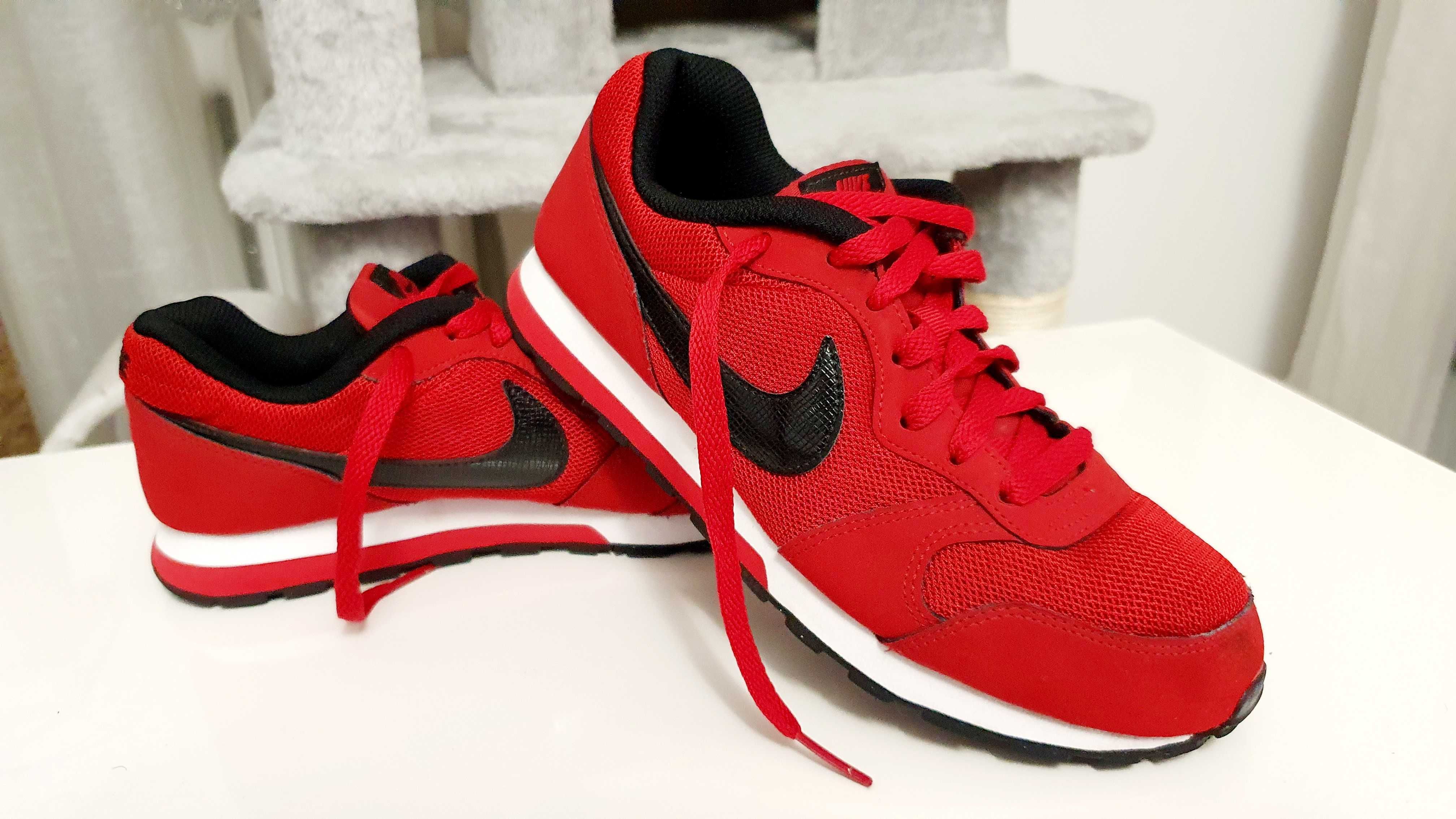 Nike md runner store red