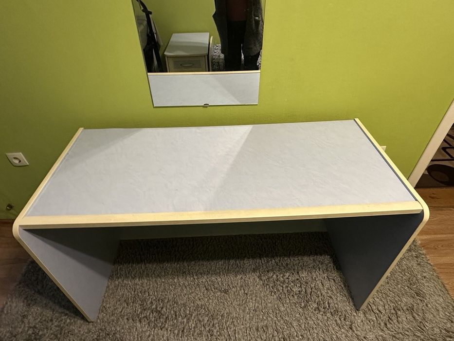 Продавам легло с матрак и бюро