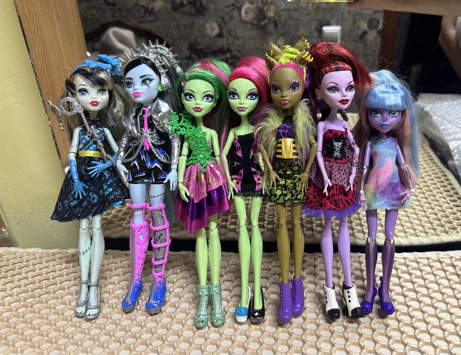 Продам кукол монстр хай)