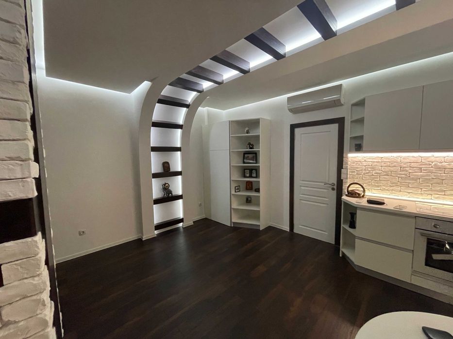 Продава се Тристаен апартамент в София, Център - 83 кв.м за 3615 €/кв.м - Снимка #2