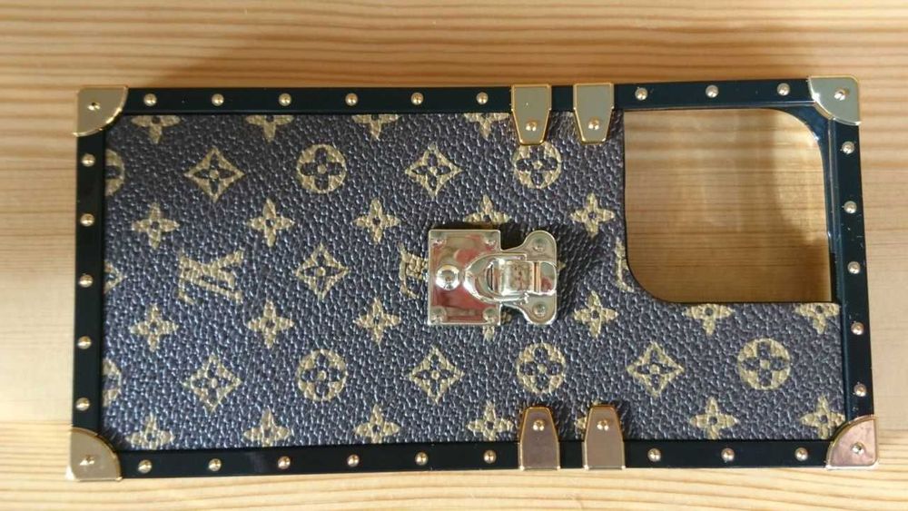 чехол на iphone 16 pro