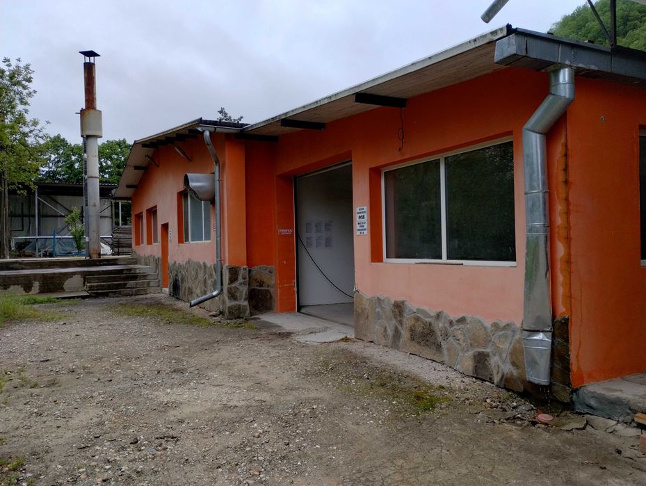Дава се под наем Промишлена сграда в Троян - 1100 кв.м за 2600 € - Снимка #1