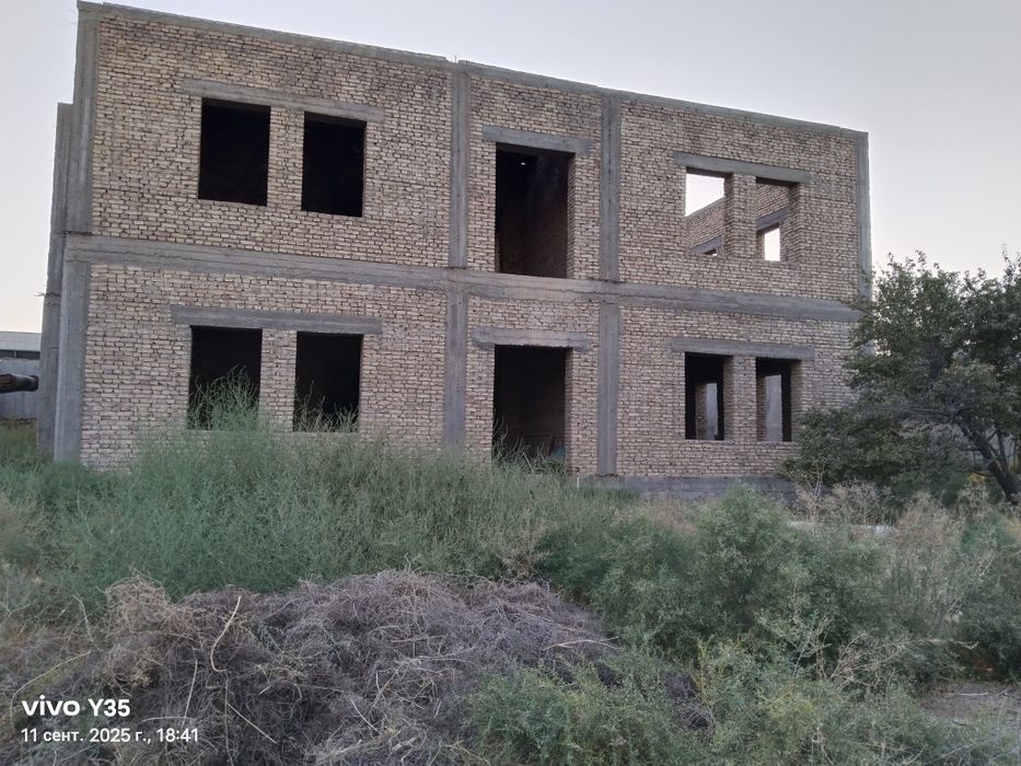 Карши шахри Механизатор посёлкасда уй сотилади.