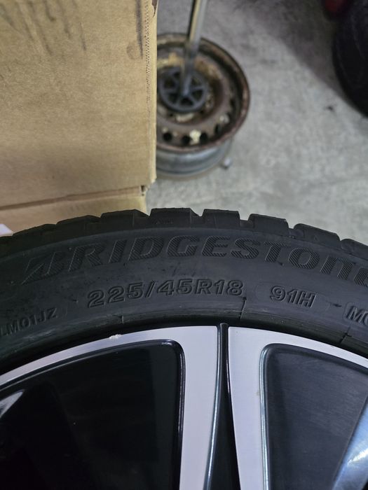 2 Броя 225/45/18 Bridgestone 6,8mm 24dot