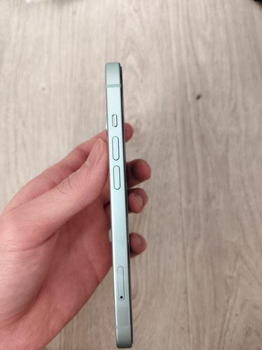 Айфон 15 в зеленом цвете