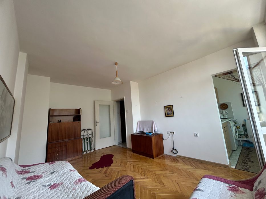 Продава гарсониера в идеалния център на Хасково, 32.7 кв.м. 8-ми етаж южно изложение светла и топла с мазе и ниски разходи.
