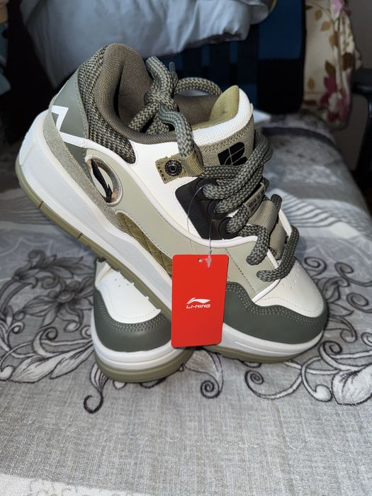 Кроссовки фирменные