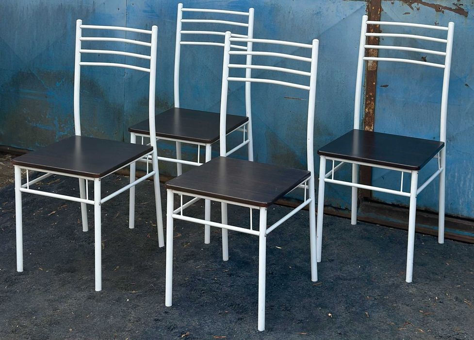 Set 4 Scaune cu cadru metalic; Scaun solid