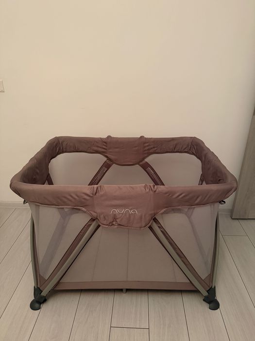 Patut pliant copii Nuna Sena Sand cu masita de infasat