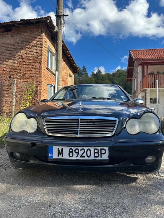 Мерцедес с220 2001 година