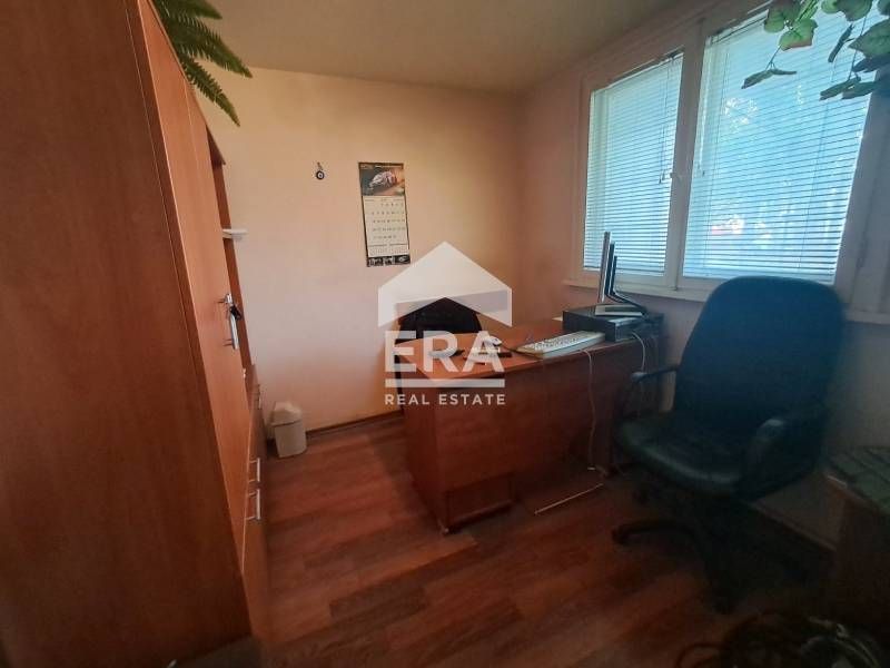 Обзаведен офис под наем, на първи етаж в тухлена жилищна сграда, район