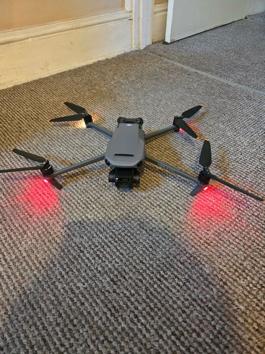 DJI Mavic 3 CINE Premium Combo - професионален дрон в отлично състояние
