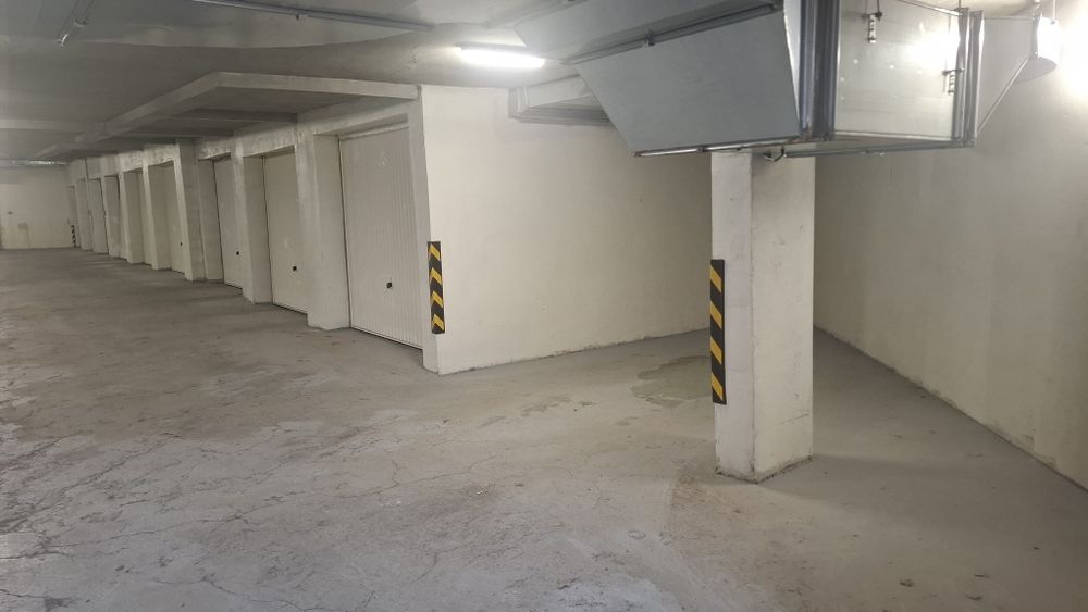 Дава се под наем Гараж / Паркомясто в София, Зона Б-18 - 10 кв.м за 66.3 € - Снимка #1