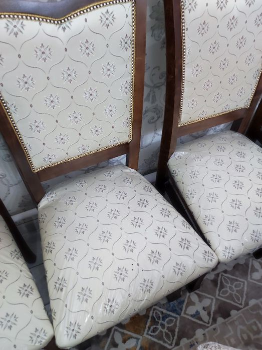 Стол со стулями в отличном состояние