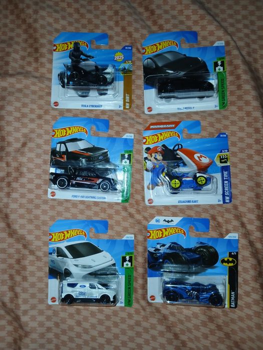 Vând hot wheels.