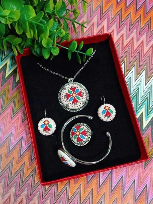 Бродирани бижута с шевици