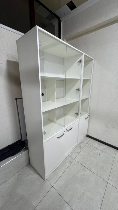 Продаётся витринный шкаф / шкаф с стеклянными дверцами